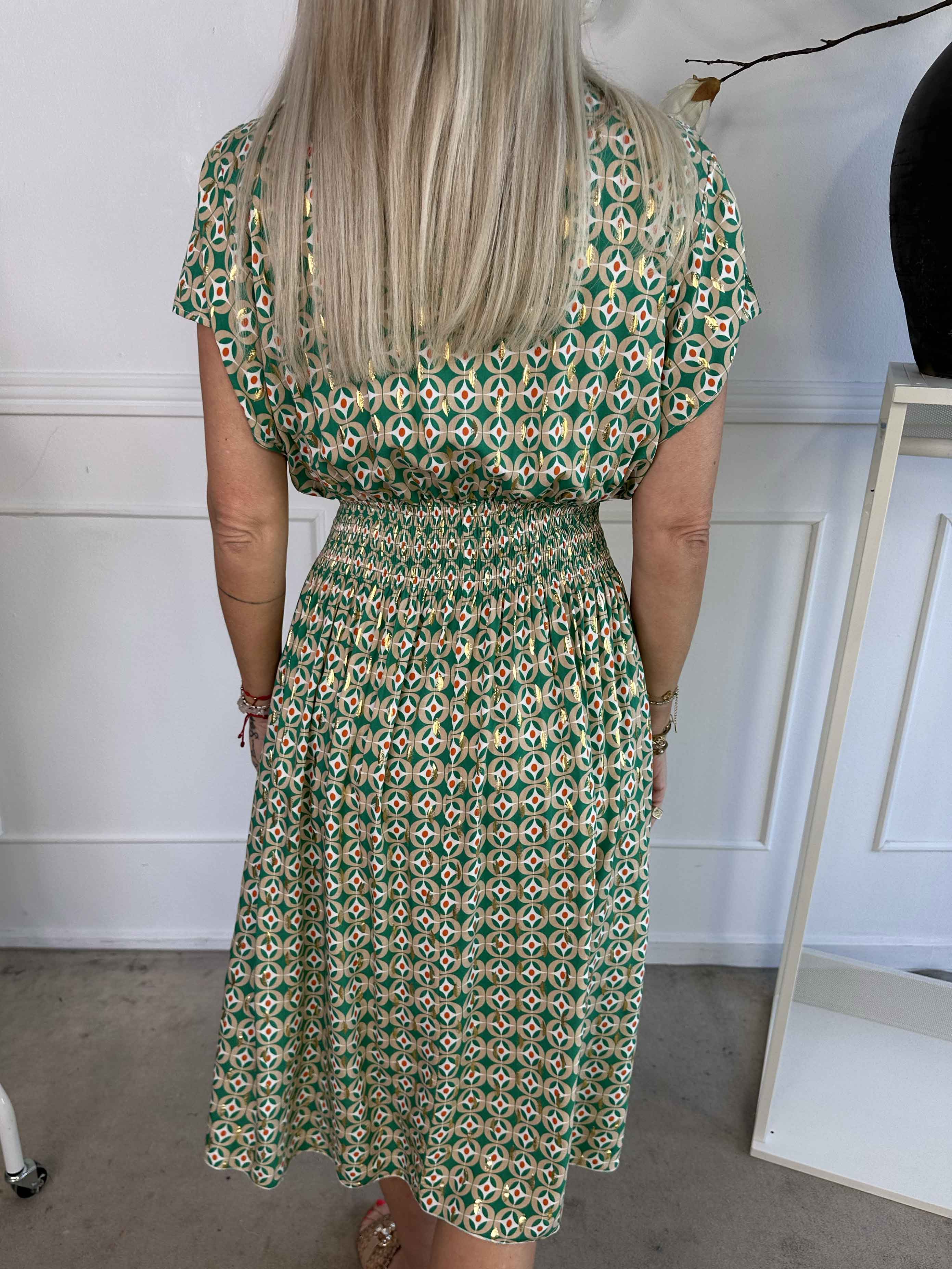 Sadie - Söt mönstrad klänning i viskos med gulddetaljer